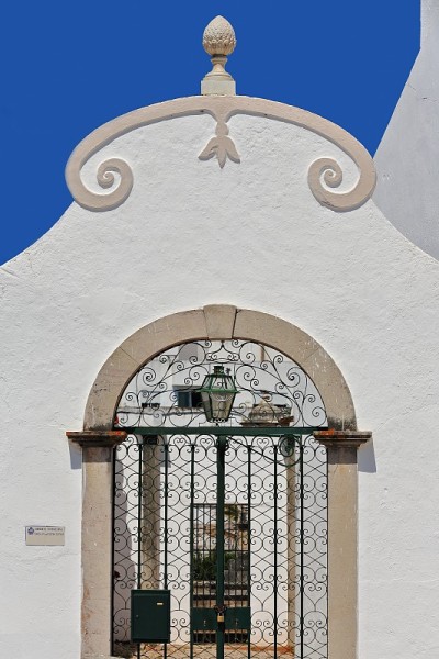 封闭的侧门，格子栅格，圆形拱门，卡梅尔教堂的圣母。tavira -葡萄牙- 099