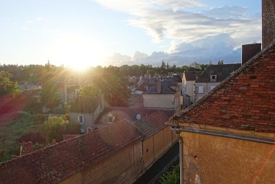 村庄在明亮的夕阳下，克莱西Nièvre Bourgogne-Franche-Comté