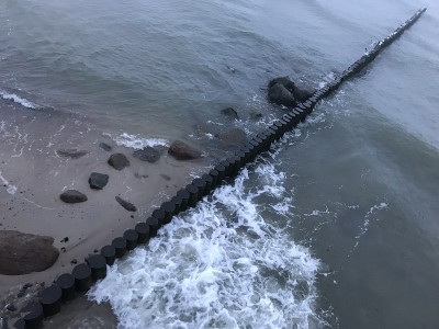在波罗的海海岸的木制防波堤上破浪。