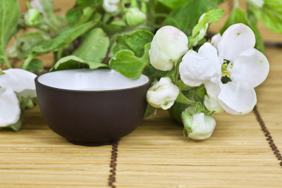 绿茶和开花的苹果树