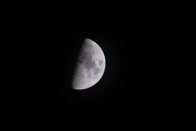 半月形映衬着漆黑的天空