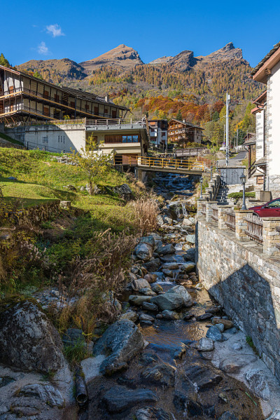 美丽的Alagna Valsesia村庄，在Valsesia (Sesia Valley)的秋季。意