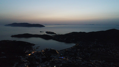 伊俄斯岛上的乔拉村的夜景