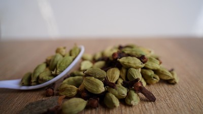 新鲜的豆蔻香料堆在厨房用白勺