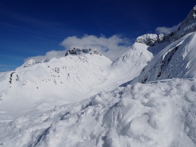 冬天意大利的山上覆盖着雪