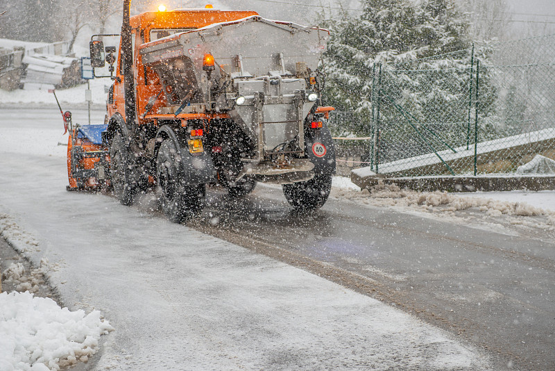 扫雪机正在清理道路