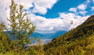 观看Garmisch-Partenkirchen Bavaria和Kreuzeckbahn - Kr