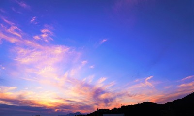 缤纷的晚霞天空和纷繁的云