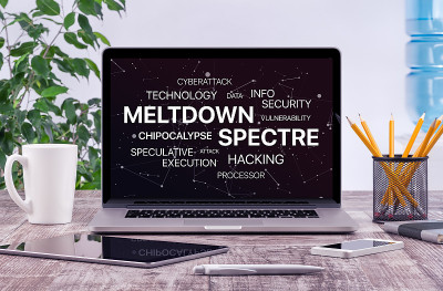 在办公室的笔记本电脑屏幕上出现Meltdown和幽灵威胁的概念