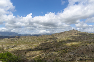 美丽的山和山谷景色在罗兹希腊