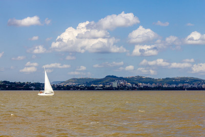 船与阿雷格里港在瓜拜湖的背景