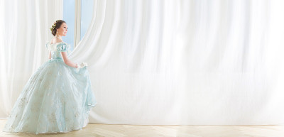 美丽优雅的黑发女人在历史上的服装背景与窗户