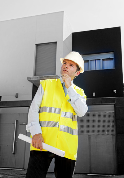 工头戴安全帽站在户外建筑工地