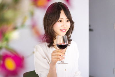 在餐馆里喝葡萄酒的女人