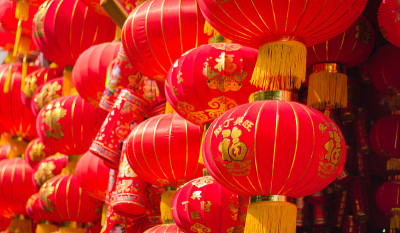 传统的红灯笼是中国新年的装饰。