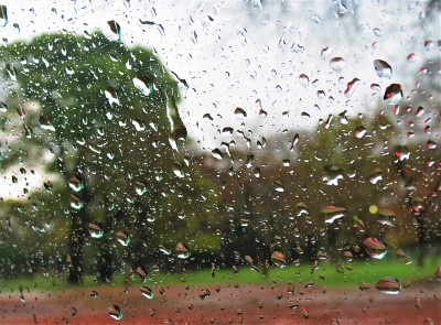 多雨的城市街道。下雨天透过窗户的景色。