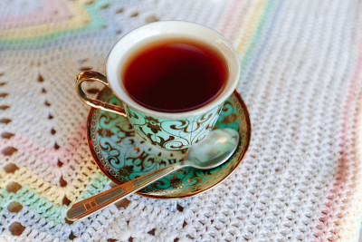 桌上放着一杯茶