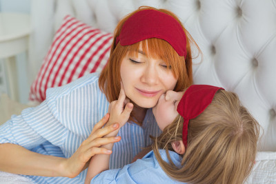 小女儿临睡前吻妈妈