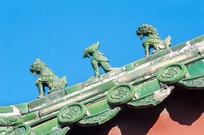 北京雍和宫的中国屋顶雕像