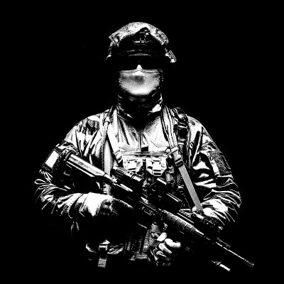 法国伞兵带着武器