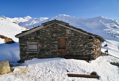 法国阿尔卑斯山欧洲萨伏伊冬季滑雪区瓦尔梅尼尔山的石头房子