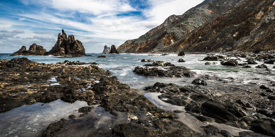 海浪在岩石泻湖