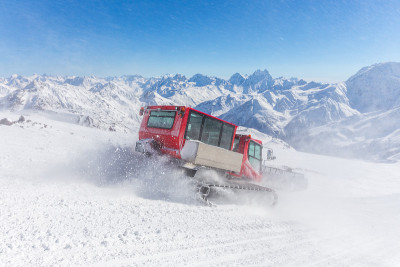 雪地车在高山上的山坡上