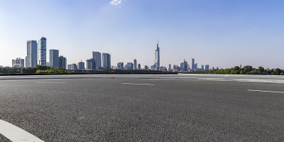全景天际线和现代商业办公建筑与空的道路，空的混凝土广场地板