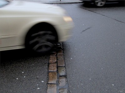 波茨坦广场(Potsdamer Platz)雨后沥青路(Rainy Asphalt Road)上的柏