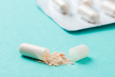 白色药用胶囊内含益生菌粉。关闭了。高分辨率的产品。卫生保健的概念