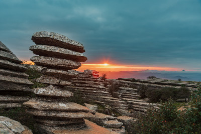 螺丝与日出的太阳，最具象征意义的El Torcal de Antequera自然区域。