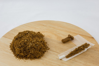 烟草和毒品在一块木板上。