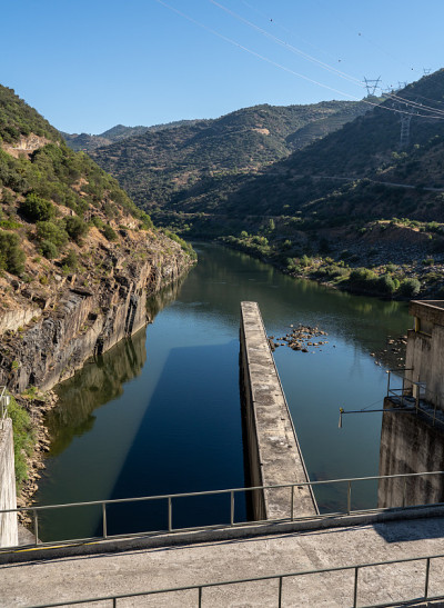 在杜罗河上的Barragem da Valeira大坝的船闸内，船只正在上升
