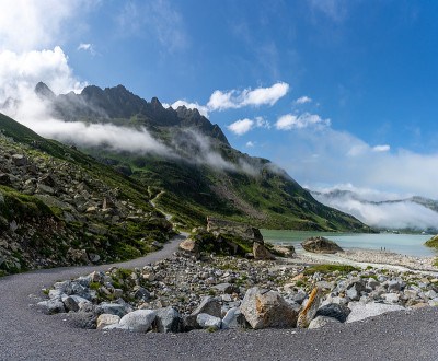 徒步旅行在bieler hoehe, silvretta湖上的高山公路蒙塔丰奥地利阿尔卑斯山，奥地利