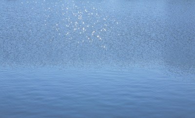 眩光在水面上