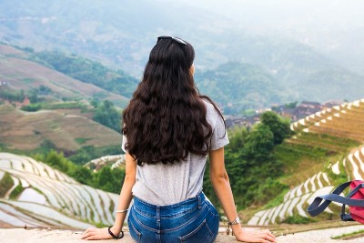 女孩坐在稻田观景