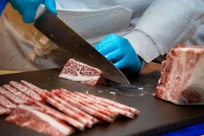 屠夫或厨师切割和装饰最高肉等级的大理石纹A5日本和牛肉用于烧烤菜单，并在日本的餐厅或肉店出售。“n