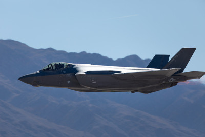 F-35闪电II与加力燃烧器的近侧视图，对内华达山