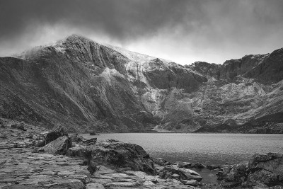 美丽的忧郁的冬季景观图片Llyn Idwal和白雪覆盖的Glyders山脉在斯诺登尼亚黑白