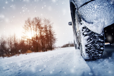 汽车轮胎在被雪覆盖的冬季道路上行驶