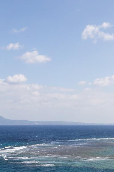 蓝天白云下的日本海。