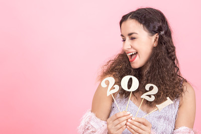 粉色背景的女孩，木制数字2021