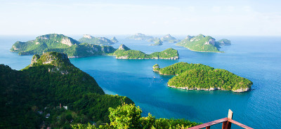 从空中俯瞰蔚蓝的大海和许多热带岛屿。