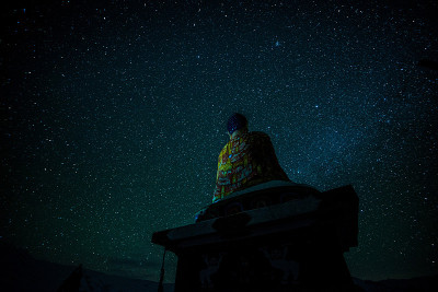 喜马拉雅山-斯皮提山谷的夜间佛像