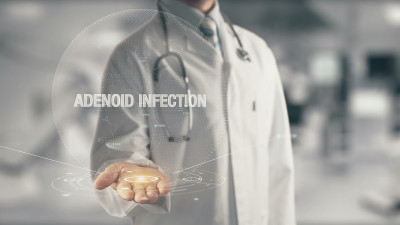 医生手里拿着腺样体感染