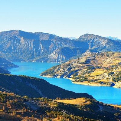 在晴朗的一天，法国阿尔卑斯山的湖拉克德serre-poncon的全景