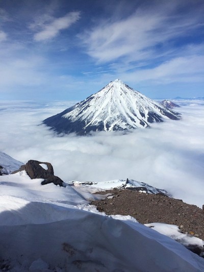 科里亚克斯基火山在云层中升起