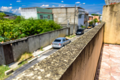 发霉的墙壁，模糊的街道，汽车和住宅