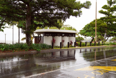 雨天的公共厕所