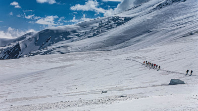 雪山风景优美。帕米尔山系统。爬山的人。
